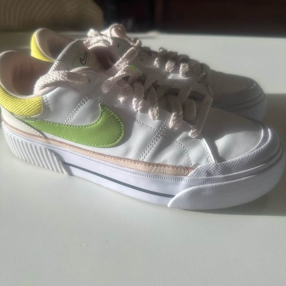Nike White and Green Athletic Shoes with Classic Low-Top Design